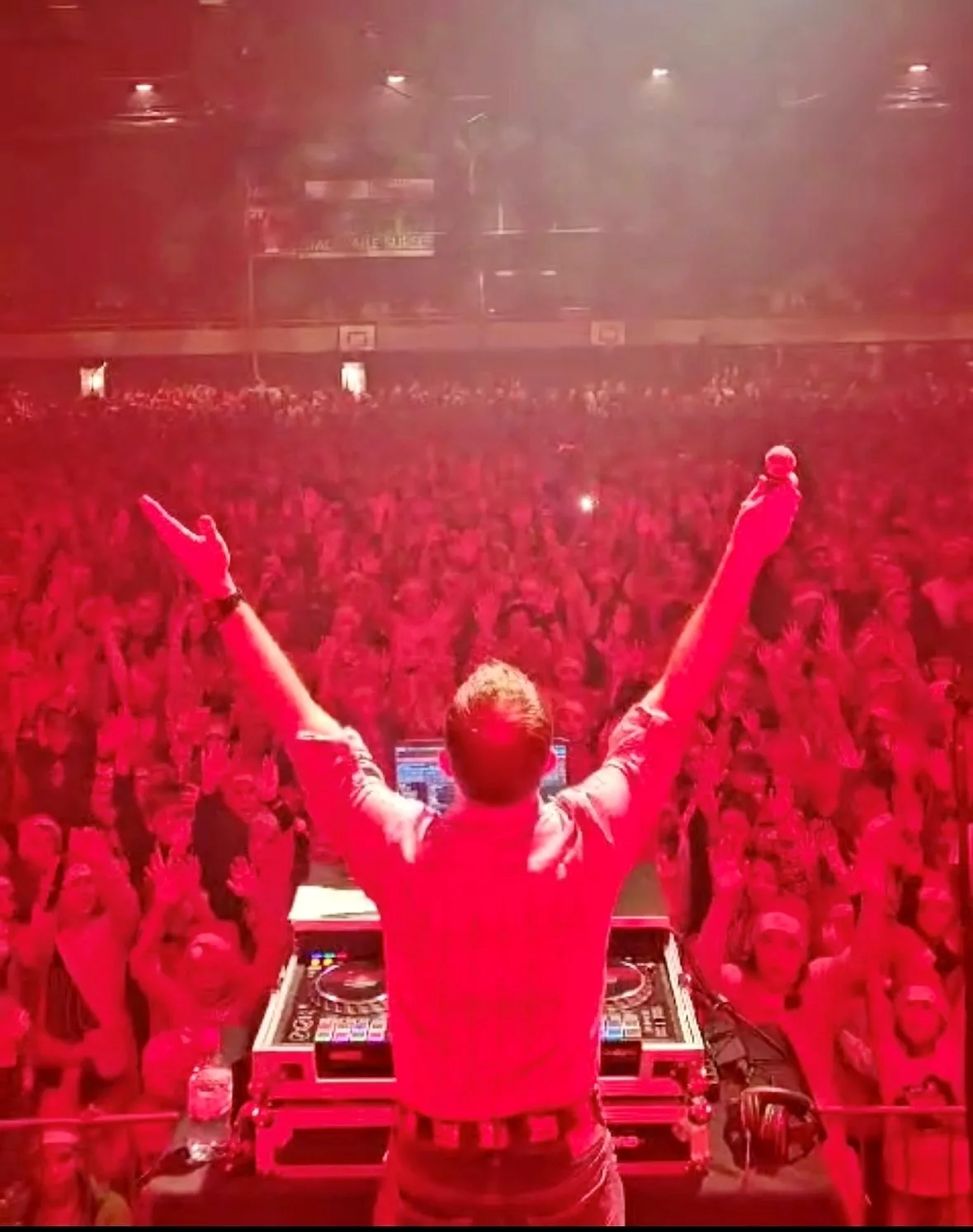 Thomas Wylenmann fungiert auch als DJ vor den Konzerten der Stubete Gäng. Mann rot Hände